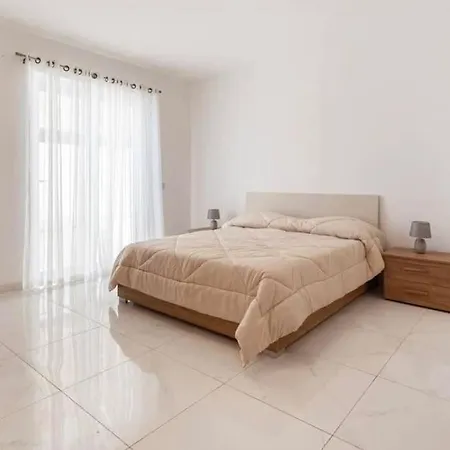 Apartamento Modern 3 Bedroom In Swieqi,malta *